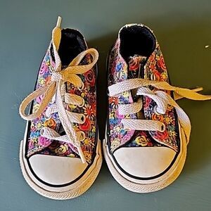 Converse all star baby sneekers, floral print. Size 4. Very good used condition.